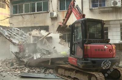 乱搭乱建“零容忍” 市城市管理执法局依法拆违