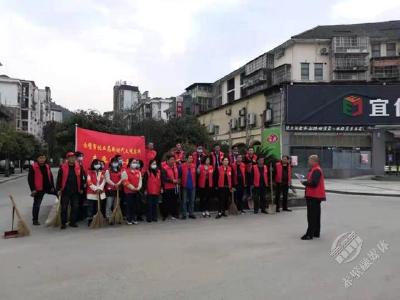 市林业局党员干部下沉小区共建美丽家园