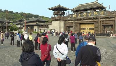 首趟红色旅游专列开到赤壁 300名京津冀游客掀起赤壁市红色之旅