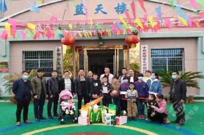 下沉社区 关怀孤困儿童