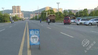 市城管执法局开展“滴漏抛洒”整治行动
