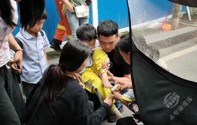 赤壁：6岁小男孩脚卡电动车轮 消防员“钳”来解救