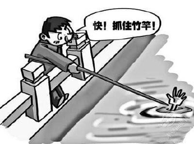 少女雨天失足落水！阴雨天落水如何救援…