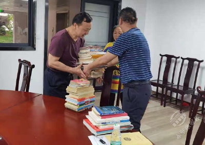 我为群众办实事 | 市医保局下沉党员为社区捐赠图书