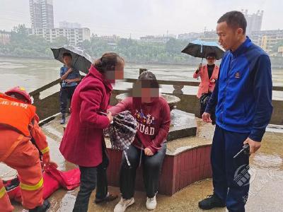 少女雨天失足落入河中 赤壁消防员21秒成功救援