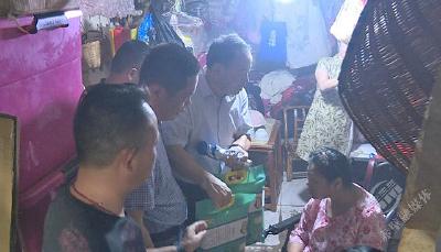 市领导到鲫鱼桥社区慰问困难群众