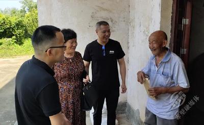 市委编办慰问驻点村困难老党员