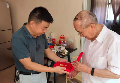 市档案馆为老党员颁发“光荣在党50年”纪念章