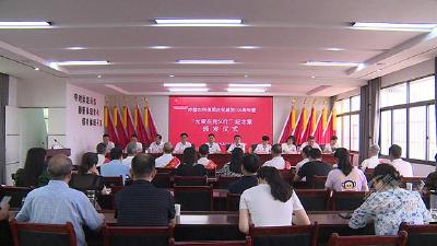 市科信局为9名老党员颁发“光荣在党50年”纪念章