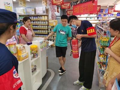 消防志愿者走进“十小”场所开展夏季防火宣传