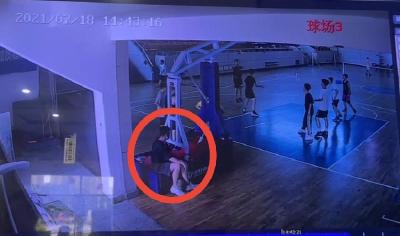 注意不明“球友”  谨防“顺手牵机”