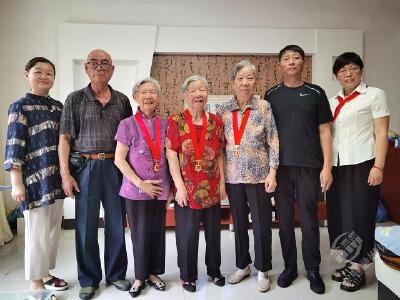 八十多岁高龄两姐妹喜获“光荣在党50年”纪念章