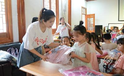 刘珈看望慰问“希望家园”大学生志愿者和留守儿童