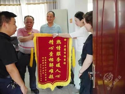 市档案馆：热情服务暖人心 收获锦旗获赞誉