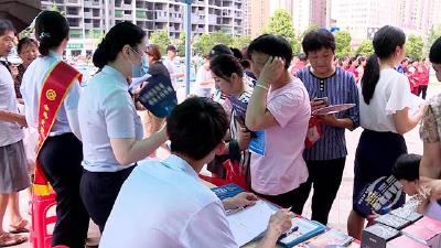 反电诈宣传进社区 筑牢网络诈骗防线