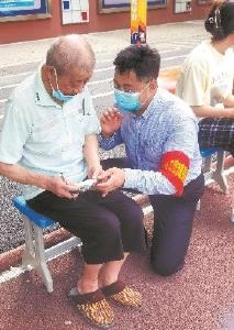 湖北39万余名党员下沉疫情防控一线 这一跪党员的样子立起来