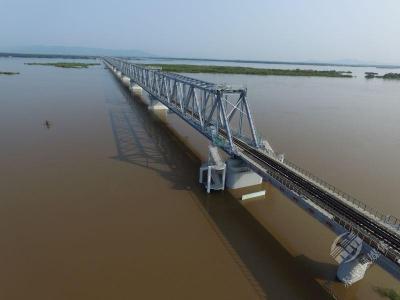 中俄两国首座跨江铁路大桥在同江铺轨贯通