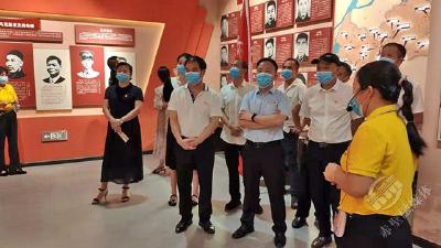 机关事务服务中心组织参观“图片中的一百年”展览
