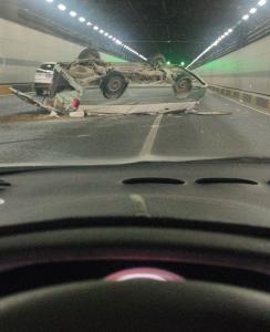 武汉东湖隧道发生侧翻事故 无人受伤 交警仍在现场排堵