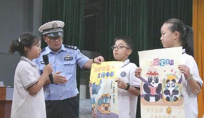 赤壁交警进校园讲“交通安全第一课” 