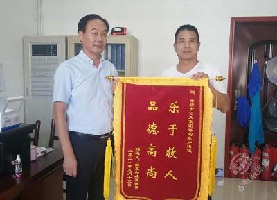 赤壁公交司机卢海伍，你太酷了  