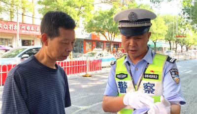 谷城交警：送您头盔戴 保您平安行
