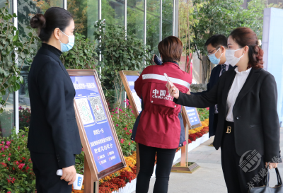 【党代会巡礼】出席中国共产党赤壁市第十次代表大会的代表们向大会报到