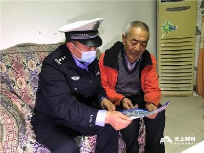 提升交通安全意识 荆州交警持续开展“敲门行动”