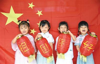 “到处可见的‘中国红’，是最美的色彩” ——网友热烈庆祝中华人民共和国成立72周年