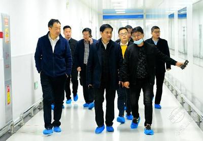 咸宁市委常委官书云来赤壁市调研