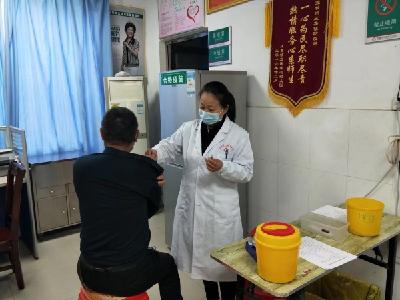 王集镇全面开启新冠疫苗“加强针”接种工作