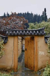 霜叶红 冬将至 秋意甚浓 坪坝营暖心相伴 钜惠如初