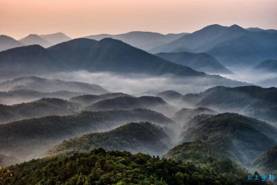 鸟瞰秋山：万谷生烟 群峦聚海
