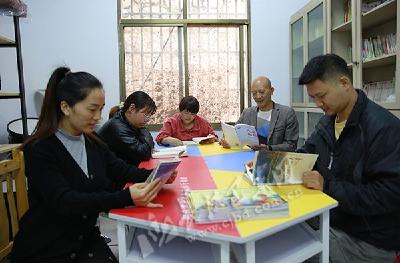 巴东：农家书屋飘出“廉洁书香”