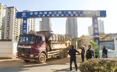 赤壁市城管执法局、市公安局交警大队开展渣土车运输联合执法行动