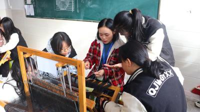 宣恩：“ 西兰卡普 ”编织进校园 “活态传承”非遗文化