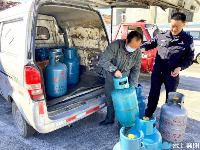 吓人的“移动炸弹”！“小面包”拉着21瓶气罐满村跑