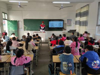 通城二中：支教下乡 促学生健康成长