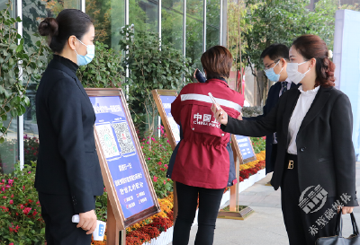 【党代会巡礼】出席中国共产党赤壁市第十次代表大会的代表们向大会报到