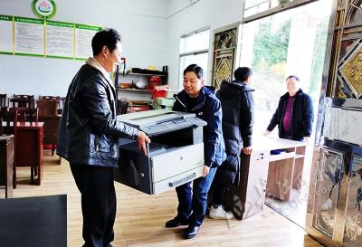 巴东一中助力乡村振兴 赠送办公设备