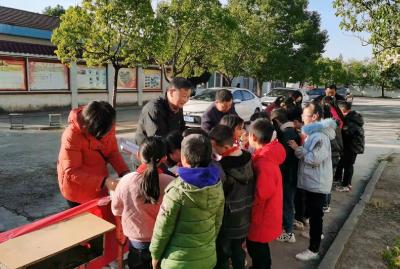 孝昌县丰山镇：我为群众办实事 捐书护苗助成长