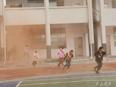 防患未“燃”，安全“童”行 ！咸丰县小村民小开展消防安全疏散演练