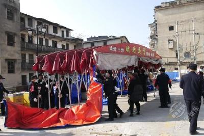 赤壁市对网红桥及北门广场违规经营摊点开展集中清理整治