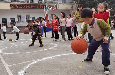 赤壁 | 蒲圻二小：趣味运动会 萌娃显身手