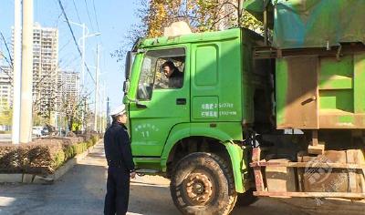 市城管执法局、市公安局交警大队开展渣土车运输联合执法行动  
