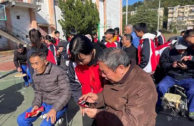 “银龄课堂”让老年人玩转智能手机