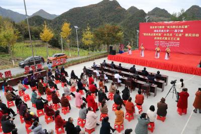 湖北民族大学赴“理论热点面对面”示范点开展“五送”惠民活动