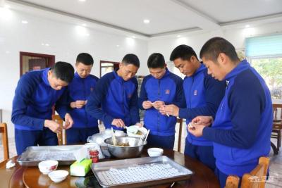 远安县消防救援大队组织开展“迎冬至 包饺子”活动