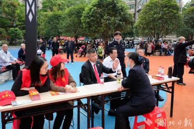治理强起来，队伍动起来，群众聚起来，生活美起来……黄石青龙山社区为群众办实事