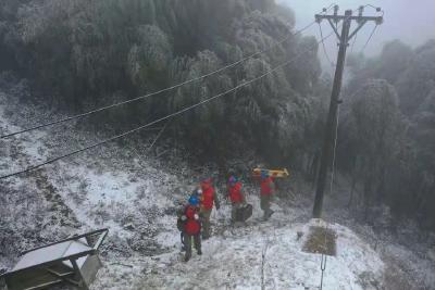 【寒潮来袭】崇阳：今冬第一场雪 跑山电工除冰排险保供电
